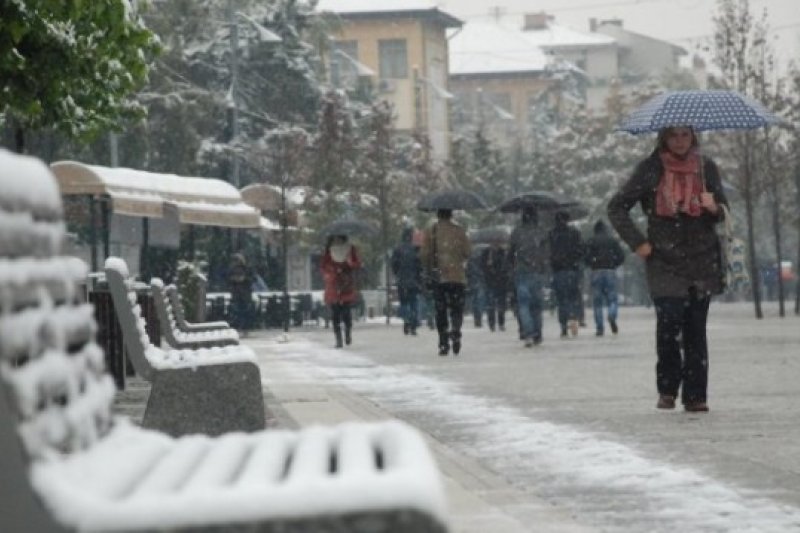 Училиштата превентивно затворени: Албанија се подготвува за бран поларни температури