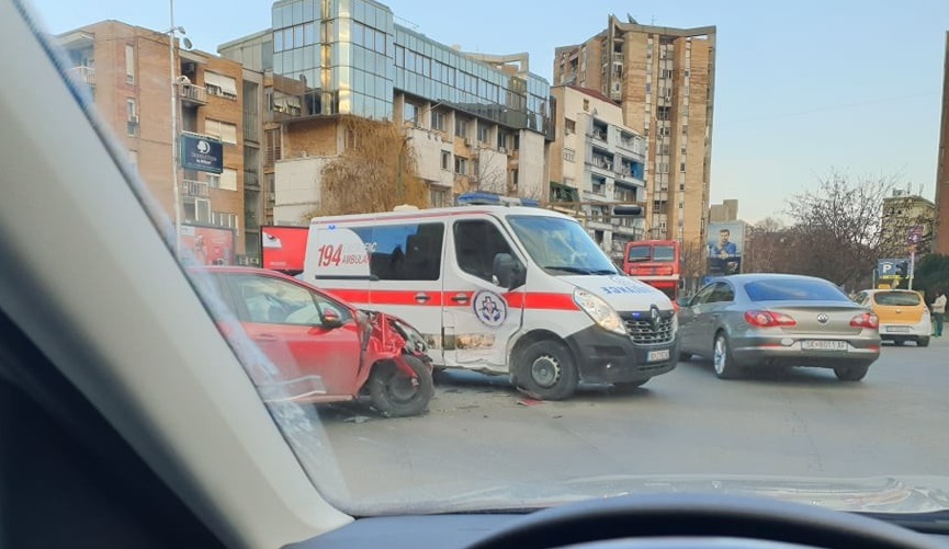 Автомобил удри во возило на Брза помош со пациент во центарот на Скопје