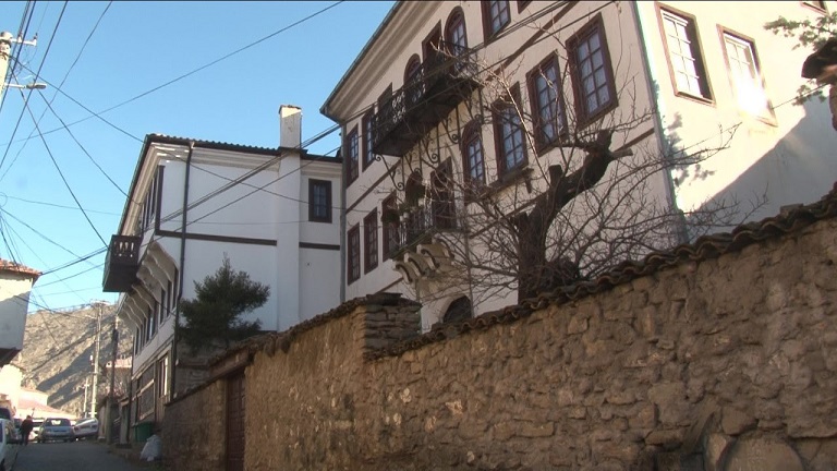 Висат даски и пропаднати кровови на куќите во штипско Ново Село каде што се родени македонски научници, војводи, комити и револуционери
