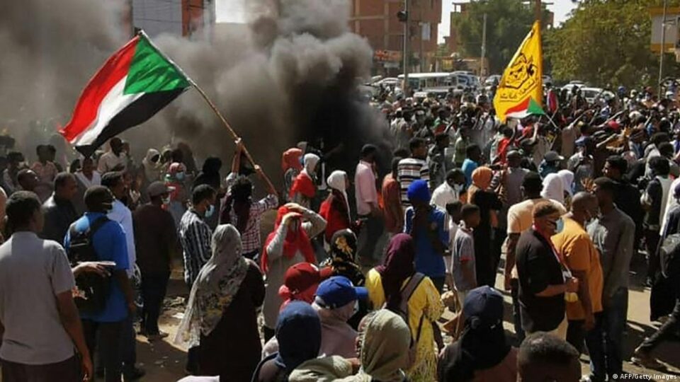 Илјадници демонстранти на улиците во главниот град на Судан против воениот удар