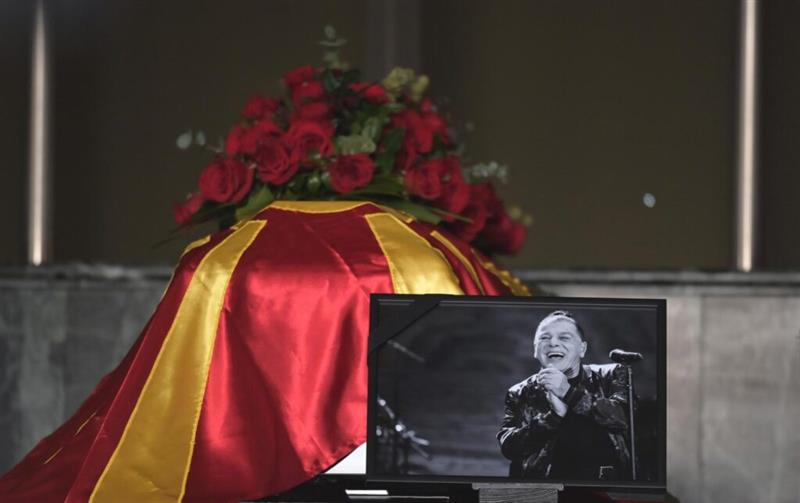 Аки Ракимовски погребан во Загреб со македонско знаме, црвени рози и песната „Зошто си ме мајко родила“