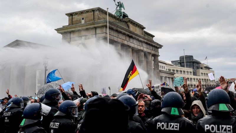 Масовни протести во Германија против ковид-мерките, повредени 14 полицајци