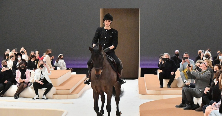 Шарлот Казираги, принцезата од Монако јаваше коњ на отворањето на ревијата на Шанел во Париз