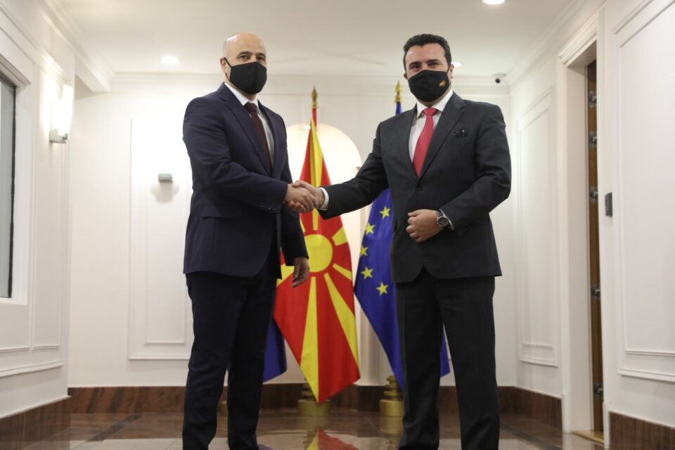 Mакедонија го доби осмиот премиер, Ковачевски ја презеде функцијата од Заев