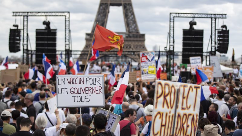 Масовни протести во Франција: Полицијата ги дочека со водени топови во Париз