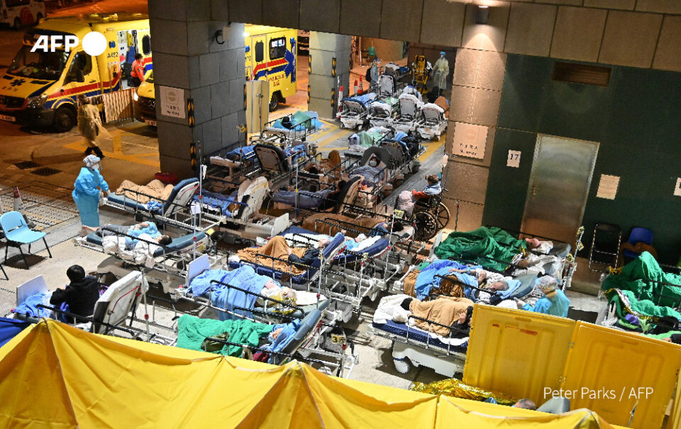 Во болниците во Хонгконг нема место за пациенти, лежат во кревети на улица