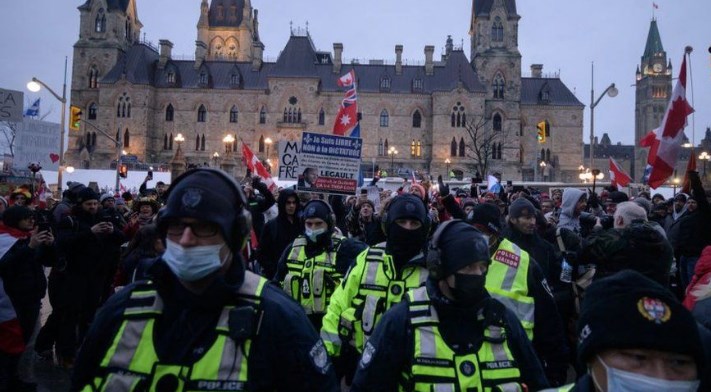 „Ви рековме да заминете“: Полицијата во Канада „демократски“ ги потисна демонстрантите