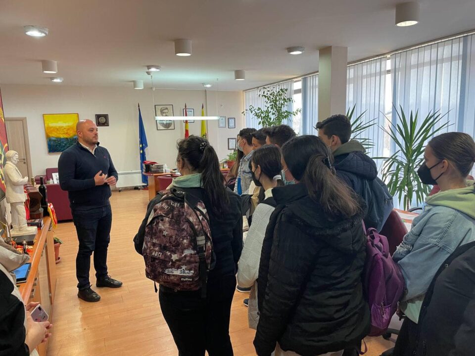 Учениците од “ООУ Климент Охридски” во посета на Општина Бутел