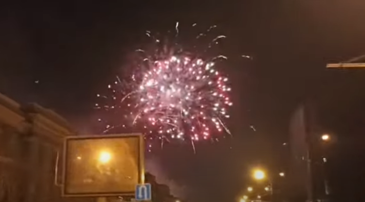 Со огномет и развиорени знамиња во Доњецк се слави одлуката на Путин за признавање независност