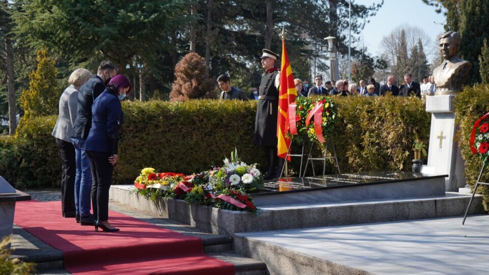 Делегација на Град Скопје положи цвеќе на гробот на претседателот Борис Трајковски