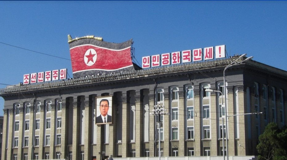 Северна Кореја ја одбележа 80-годишнината од раѓањето на Ким Џонг Ил без ракети и воена парада, но со голем собир на отворено на ниски температури