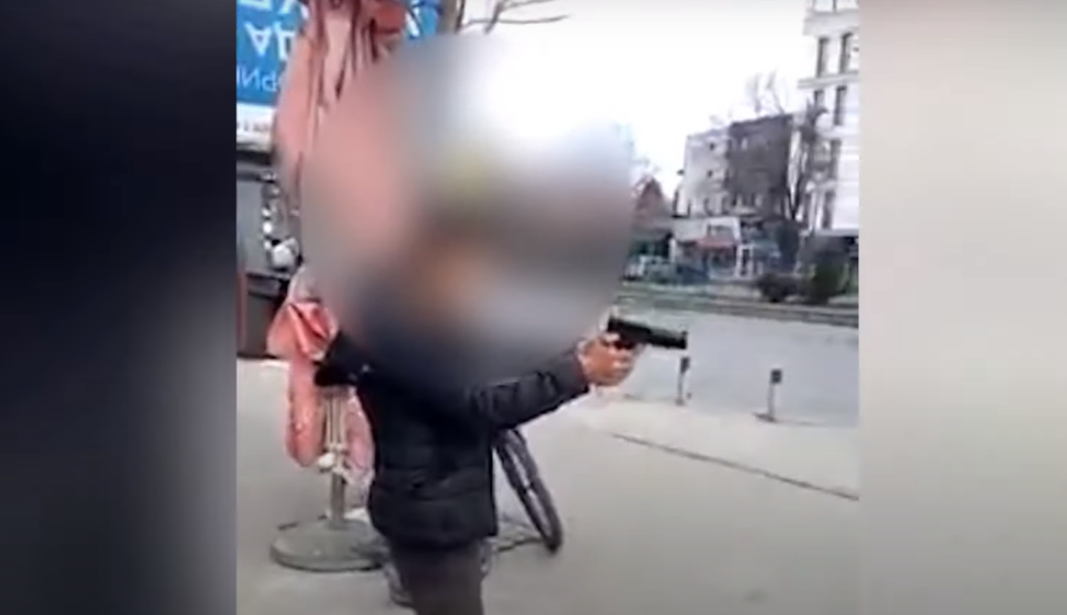 Момче со репетиран пиштол плаши минувачи на Бит Пазар: Шокантно видео на ТикТок