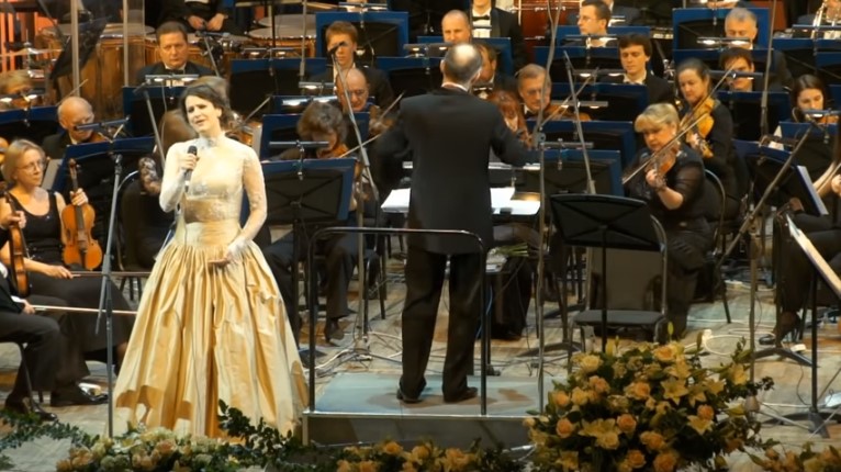 „Ајде слушај калеш бре Анѓо“ во изведба на Мари Ен Измајлов и Московската филхармонија