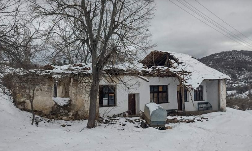 Снегот го урна кровот на селскиот дом во кавадаречко Бохула