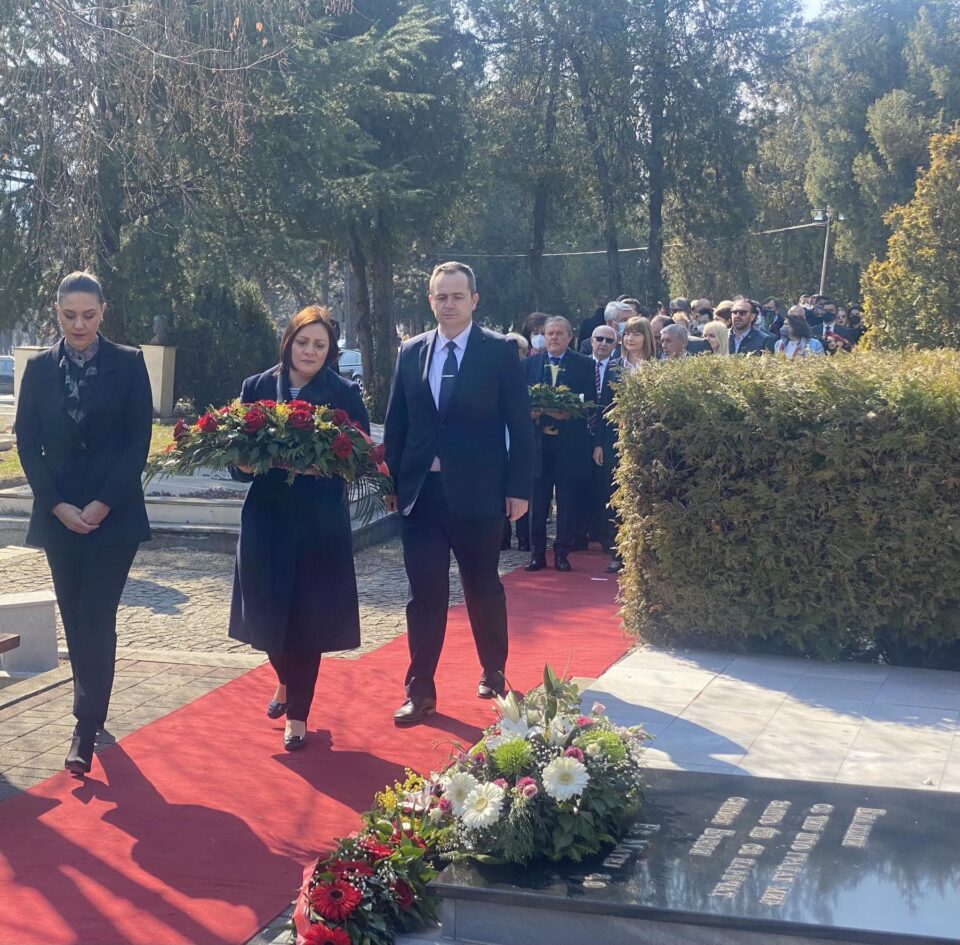 Делегација на ВМРО-ДПМНЕ положи цвеќе на вечното почивалиште на поранешниот претседател на Македонија, Борис Трајковски