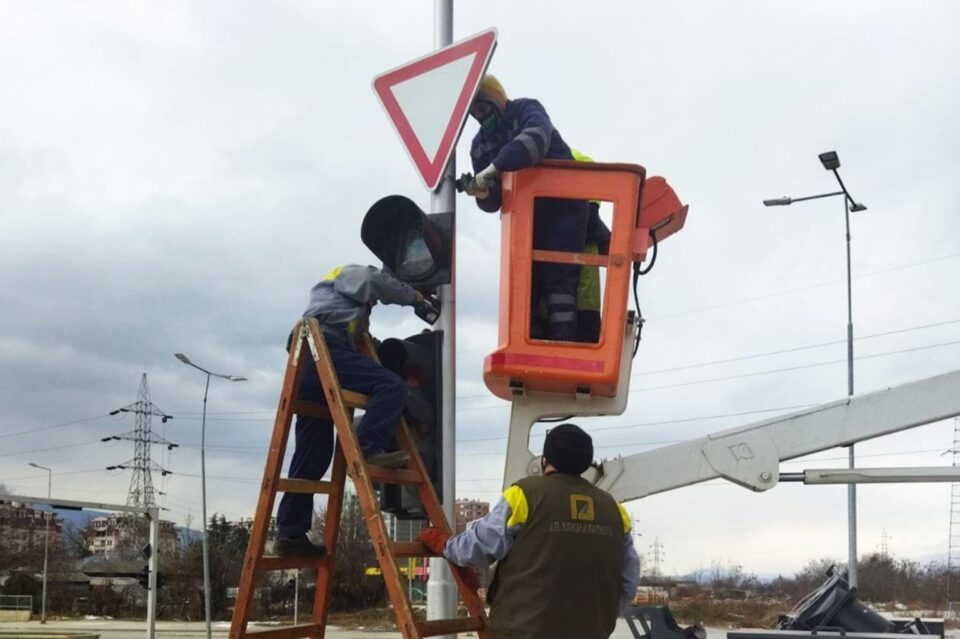 Град Скопје: Пуштени во употреба нови семафори со прекинувачи за најава на пешаци
