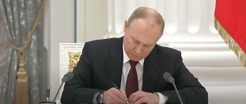 Путин пред камери ги потпиша одлуките за признавање на Доњецк и Луганск
