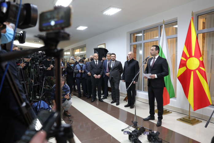 Медиумите ги спуштија камерите пред Бочварски: Министерот им се извини, ќе имало многу настани за да се поправат