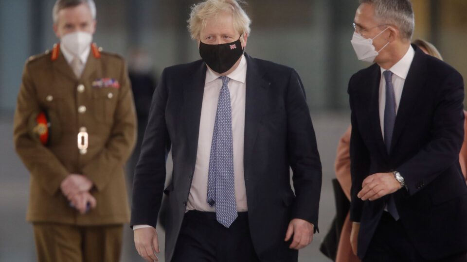 Борис Џонсон им се извини на жртвите во истрагата за прекршување на правилата за време на пандемијата