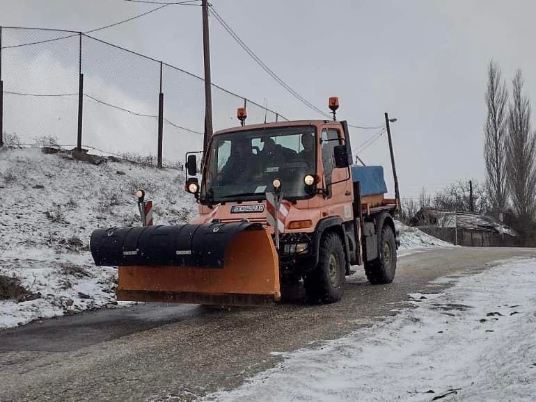 Целосно расчистени патиштата на повисоките места во Гази Баба каде утрово вееше снег