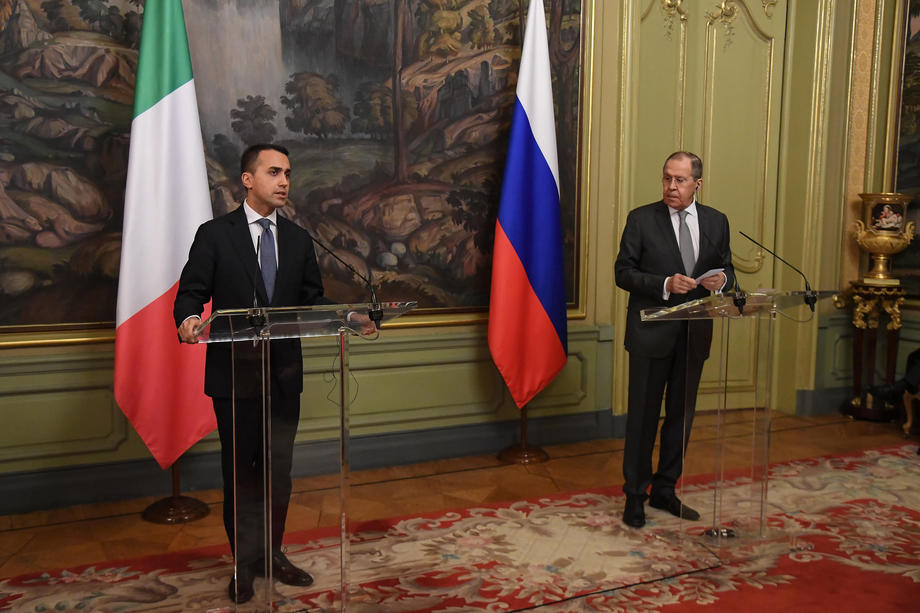 Италија не сака да воведе санкции против Русија, работиме на дипломатско решение, вели Луиџи ди Мајо