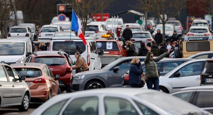 Полицијата спречила стотици возила од предградијата да се пробијат до центарот Париз како протест против корона-мерките