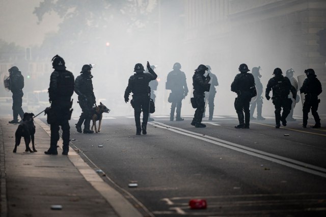 Полицијата им фрли солзавец на демонстрантите од центарот на Париз