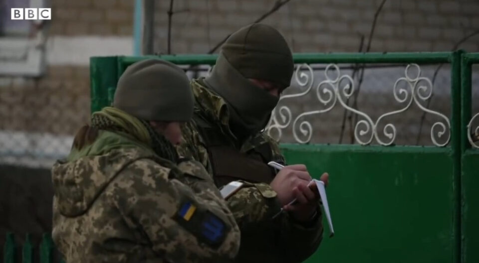 Путин нареди распоредување на војници во источна Украина