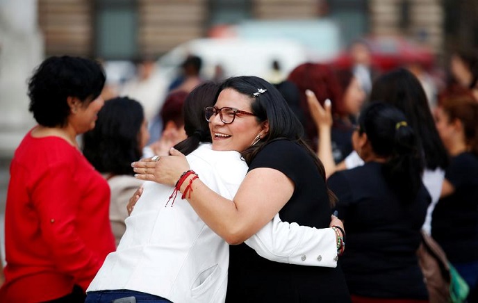 Мексико им забрани на државните службеници да се гушкаат, бакнуваат и да си даваат комплименти