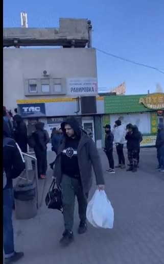 Еве како Украинците панично купуваат во супермаркетите