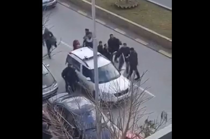 Хаос во Струмица, полицијата заплени роба а продавачите им ја грабаат од возилото