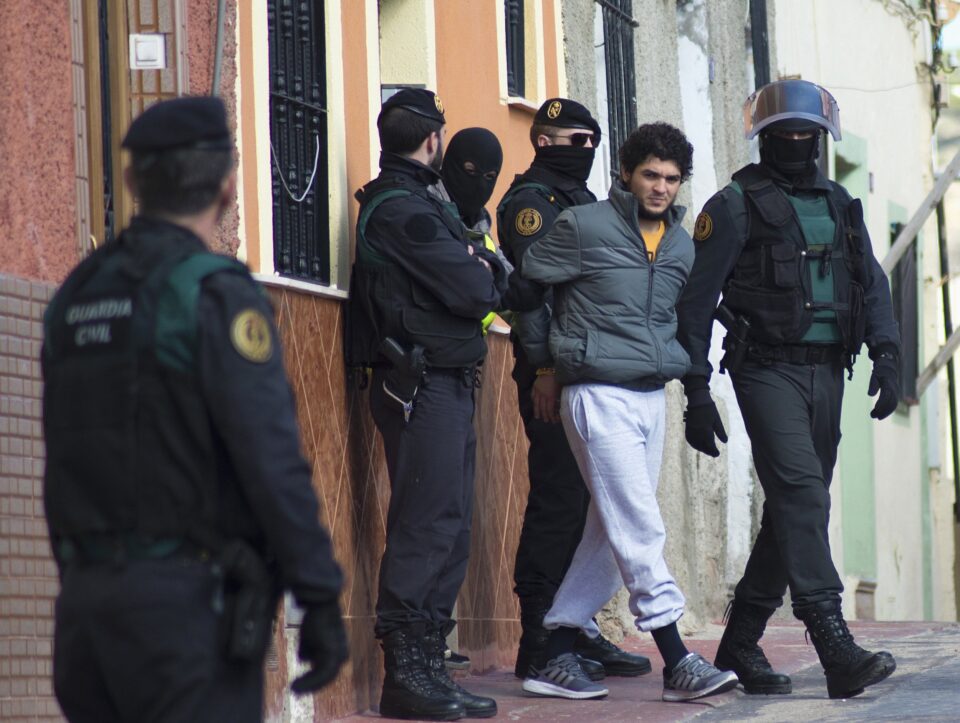 Во Шпанија разбиени две ќелии на Исламска држава, уапсени петмина осомничени исламисти