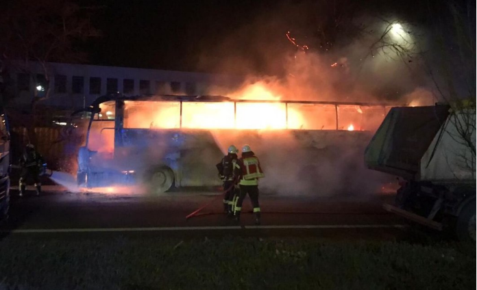 Македонски автобус намерно запален во Германија, сопственикот се сомнева на диви таксисти од Македонија