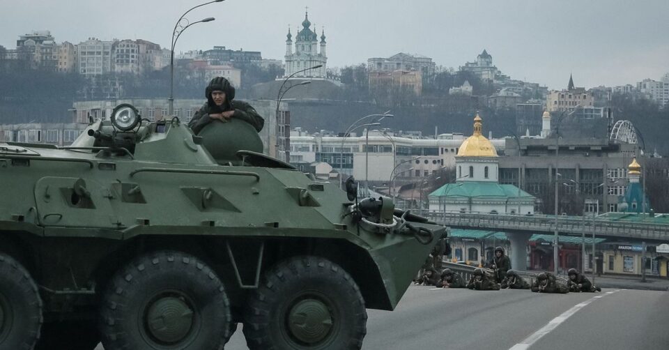 Кличко: Русите се влезени во периферијата на Киев, граѓаните да останат во скривниците