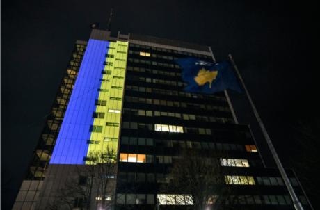 Косовската Влада осветлена со боите на украинското знаме