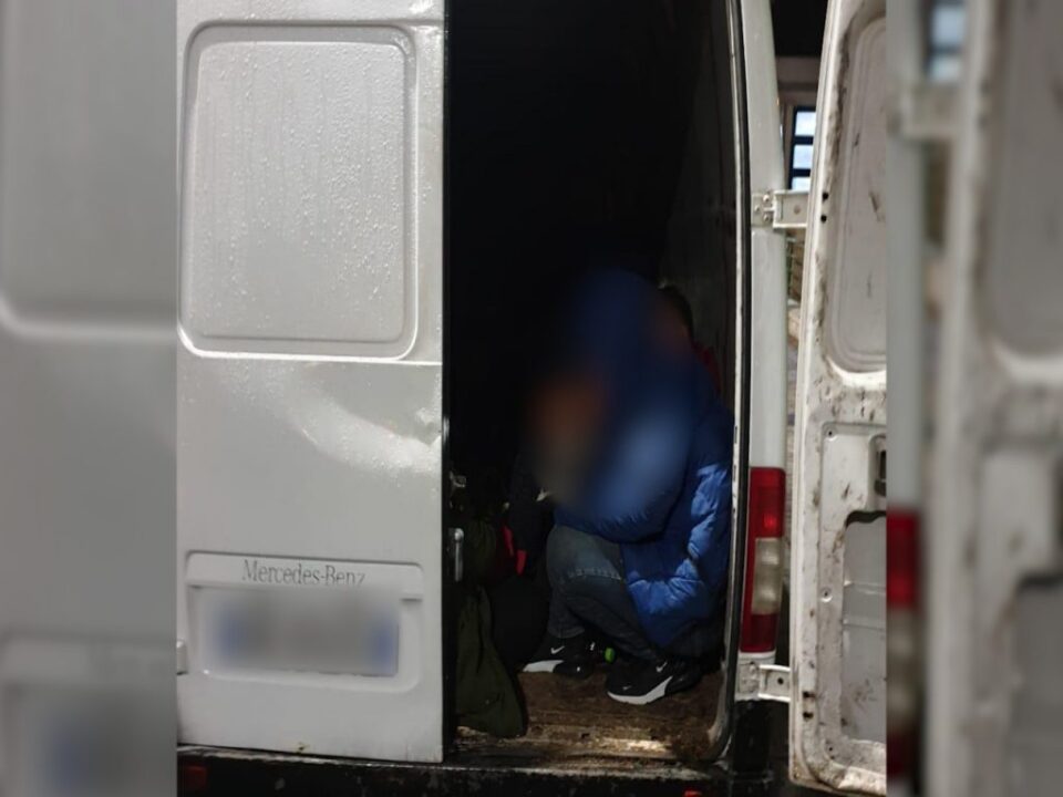 Кривична за велешанец фатен со 44 мигранти во неговиот камион