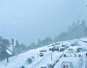 150 планинари заглавени во хотел Молика, патот завеан од снег нема кој да го исчисти