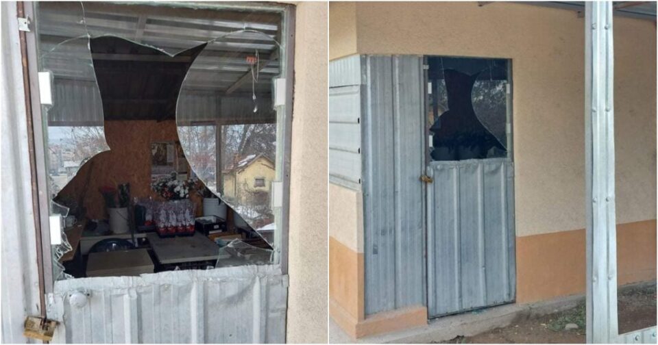Искршено стакло на бугарскиот Културен центар „Иван Михајлов“ во Битола