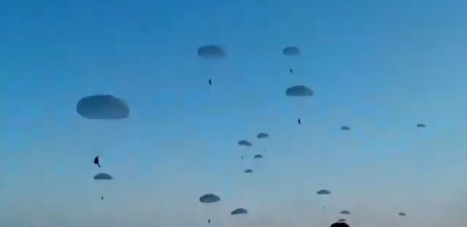 Илјадници руски војници се спуштаат со падобранци кај Хараков