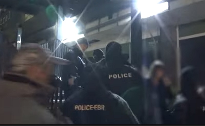 Нова анархија во Тетово: Со Молотови коктели запалиле казино во кое полицајци вршеле увид