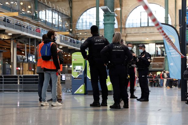 Полицијата во Париз застрела маж кој им се заканувал со нож