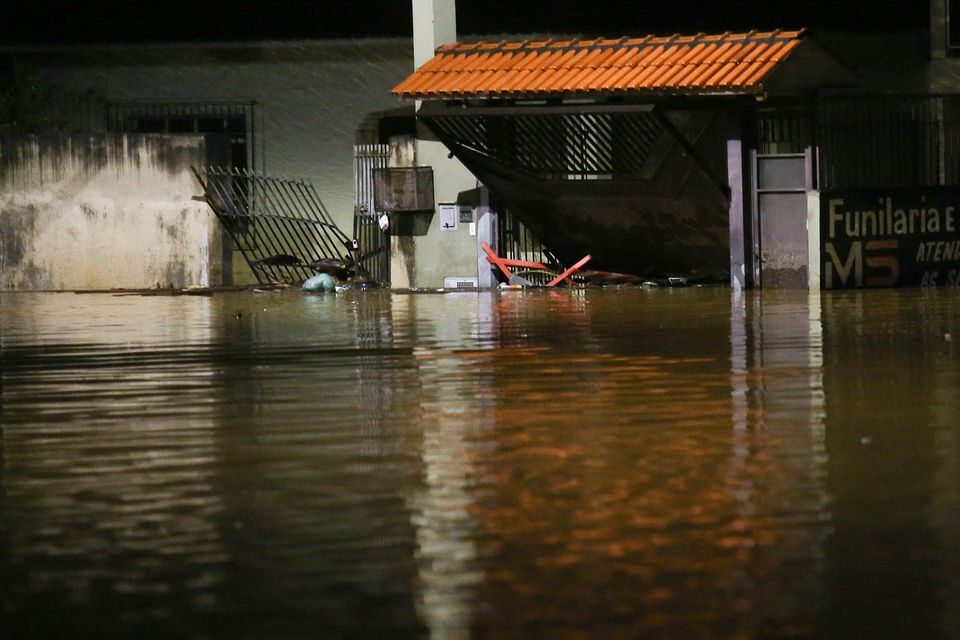 Во поплавите во Бразил загинаа повеќе од 90 лица