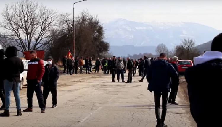 40 години не е обновен регионалниот пат Демир Хисар – Кичево, жителите на протест