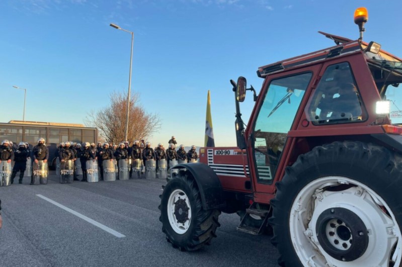Со трактори на автопат: Протест на земјоделците во Грција