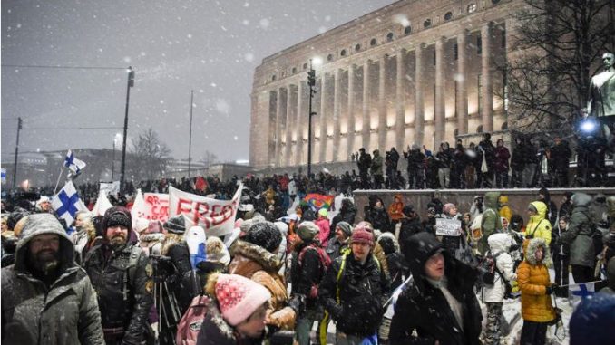 Апсења во Хелсинки поради протестите против мерките за ковид и цените на бензините