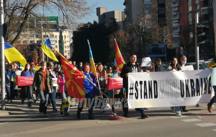 Не за војната: Украинците во Македонија излегоа на протест пред руската амбасада во Скопје