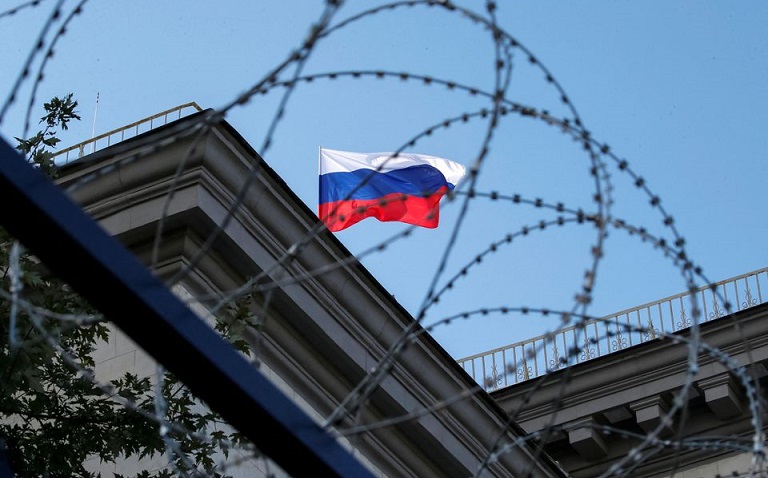 Русија почна да повлекува дел од својот дипломатски персонал од Украина
