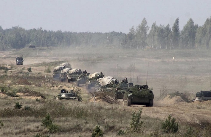 Се подготвува голема битка за Киев: Колона воени возила и јуришни хеликоптери се распоредуваат околу градот