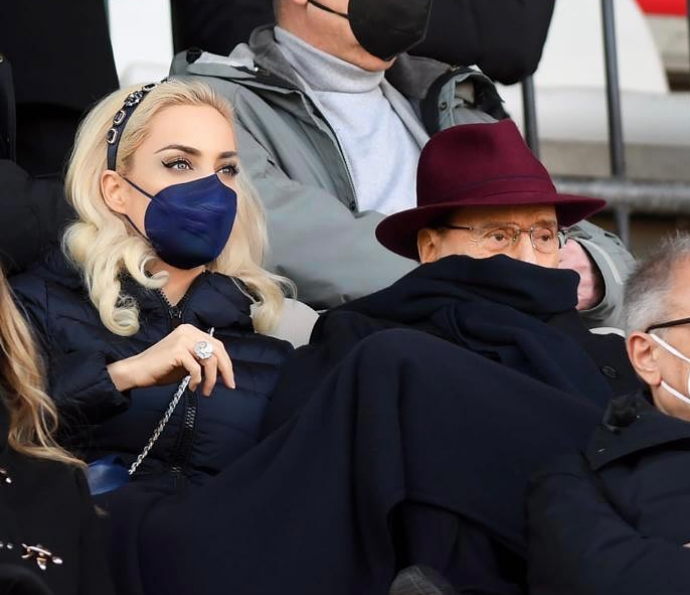Вие сте стари, не Берлускони – тој не старее: Падна и бакнеж со 53 години помладата русокоса
