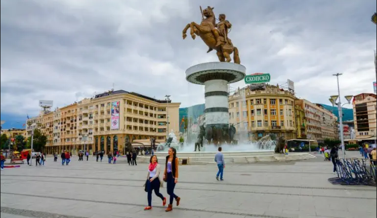 Претепани маж и жена од Белгија на плоштад „Македонија“